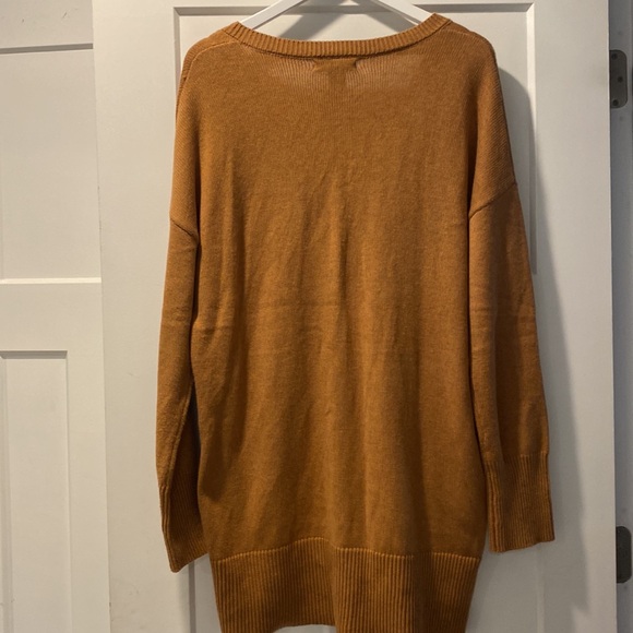 Tahari Tunic V-Neck Hi-Lo Sweater with Beautiful Tortoiseshell Button Accents - Picture 5 of 9